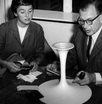 Der Architekt Eero Saarinen erläutert die Konstruktion des tulip-chair-prototyps (Florence Knoll schaut zu).