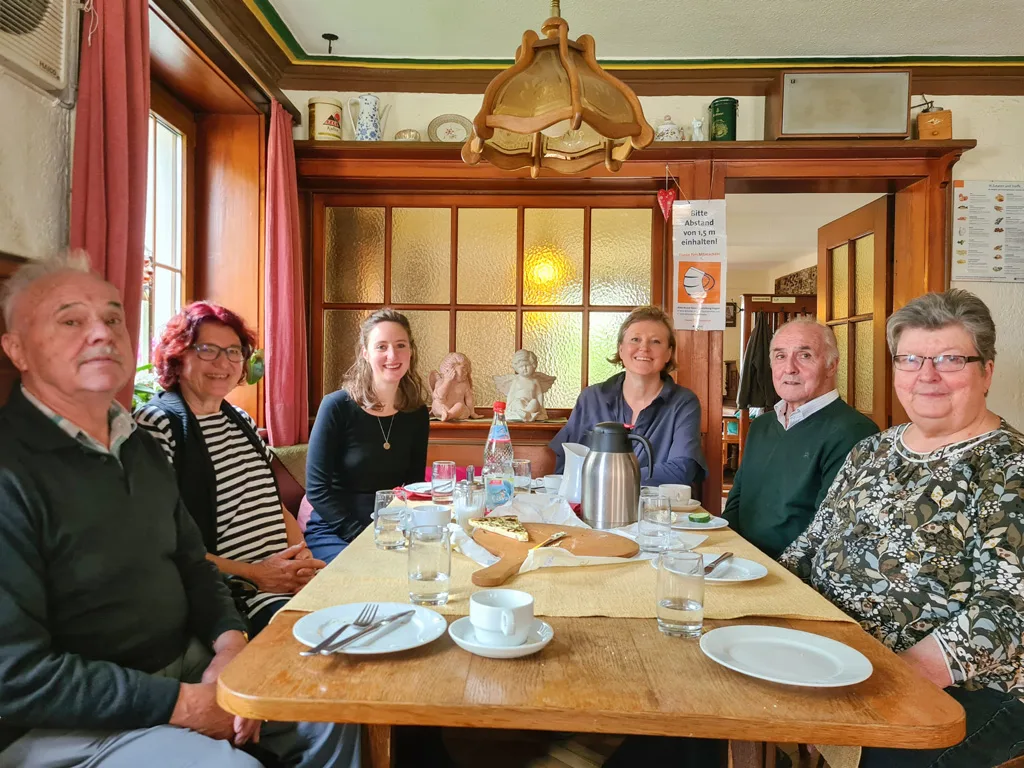 zum besuch im mönchhof. von l. nach r.: walter hofmann, heide nonnenmacher, magdalena popp, nanna aspholm-flik, kurt hofmann, gisela hofmann